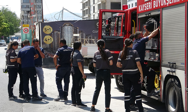 İnşaatta 3 metrelik boşluğa düşen işçiyi itfaiye kurtardı