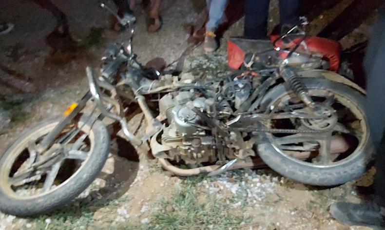 Motosikleti iterken tırın çarpmasıyla yaralandılar