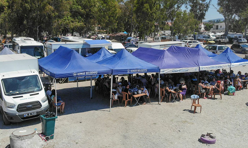 Konaklı kadınlar denizle buluşuyor