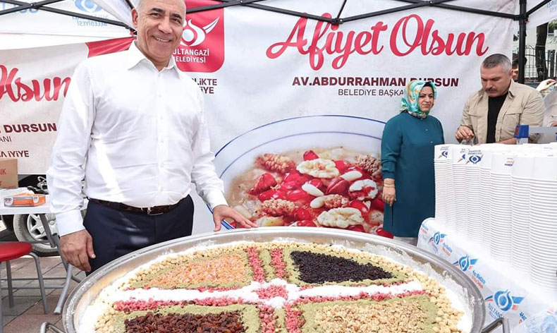 Cuma namazı çıkışında vatandaşlara aşure ikramı