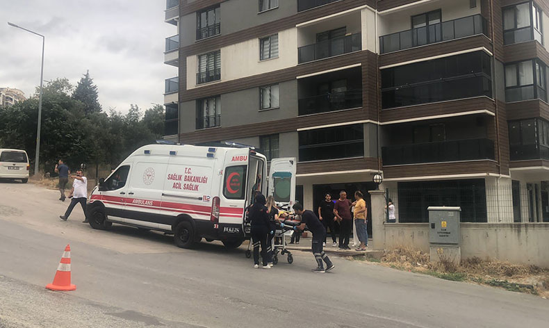 Gemlik’te mazot dökülen yolda 3 araç kazaya karıştı