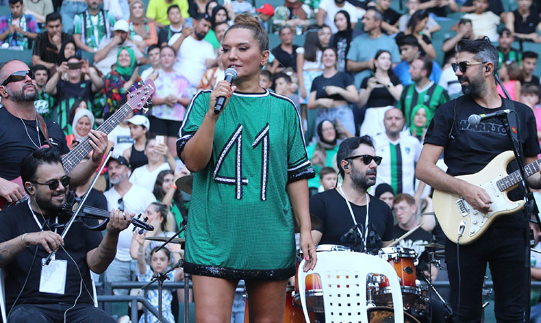 Demet Akalın, Kocaelispor için stadyumda konser verdi