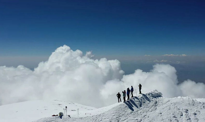 Yabancı turistler Ağrı Dağı zirvesinde