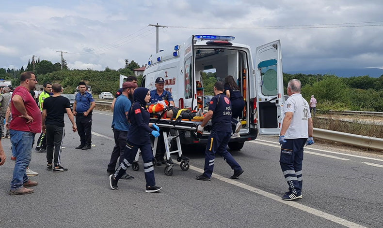 D-100’de otomobil ile motosiklet çarpıştı