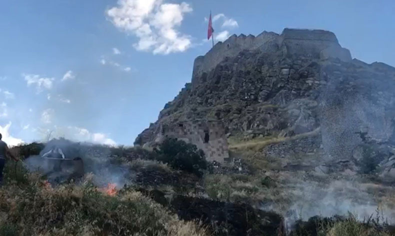 Kars Kalesi’nin etrafındaki otları ateşe verdiler