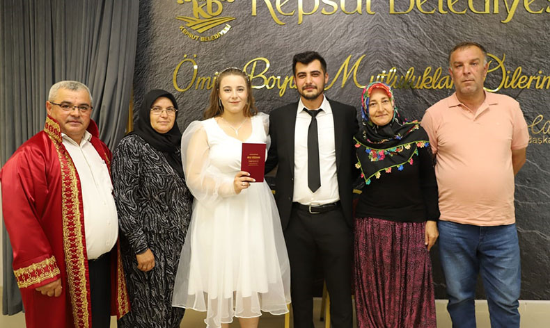 Oğlunun doğum gününde nikahını kıydı
