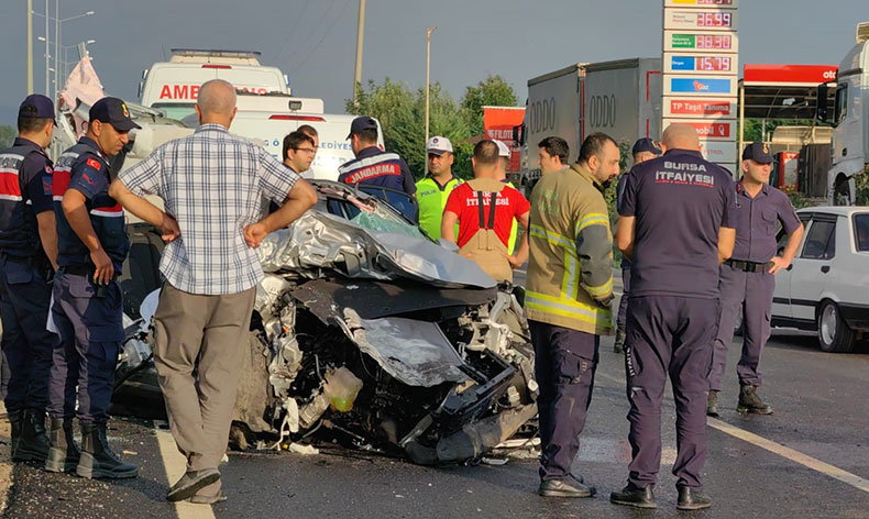 Bursa’da otomobil ile tır çarpıştı