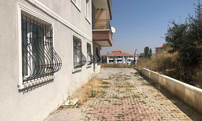 Pencereden düşen çocuğu hayatını kaybetti