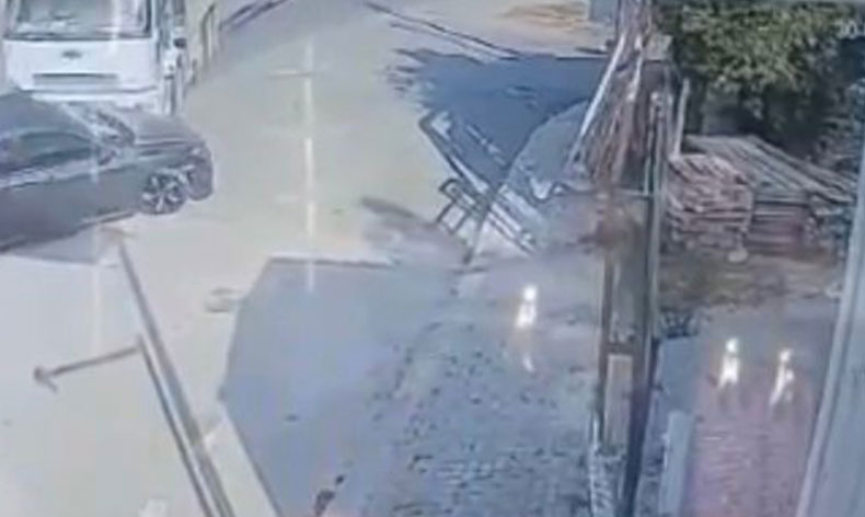 Hafriyat kamyonunun çarptığı otomobil savruldu