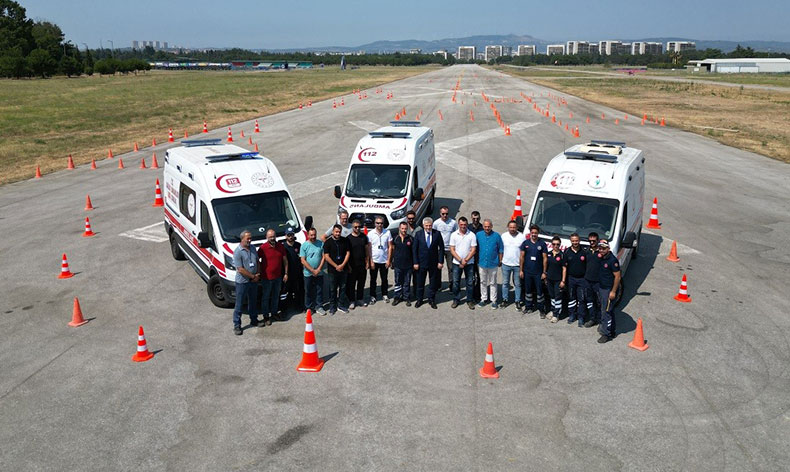 Ambulans sürüş eğitimcilerine güvenli sürüş eğitimi verildi