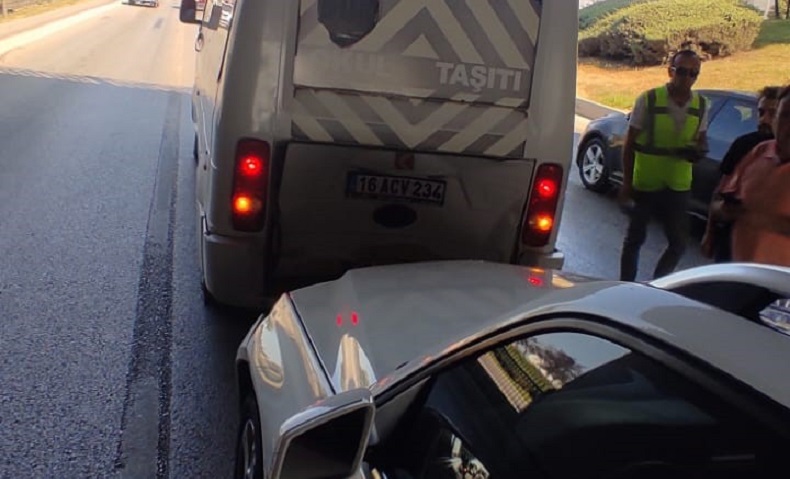 Bursa’da otomobil servis midibüsü ile çarpıştı: 5 yaralı