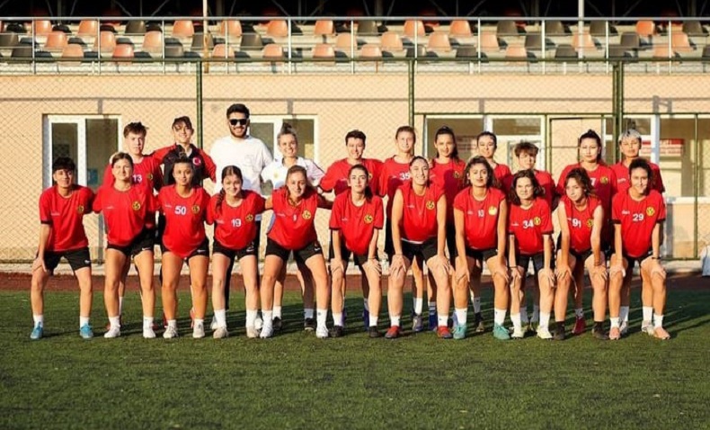 Eskişehirspor Kadın Futbol Takımı topbaşı yaptı