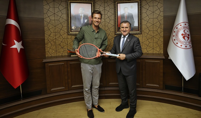 Bakan Osman Aşkın Bak, ünlü tenisçi Tomas Berdych ile görüştü