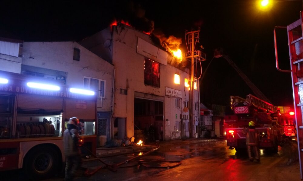 Bursa’da ahşap kapı fabrikası alev alev yandı