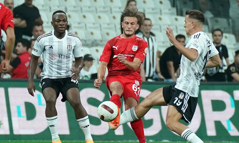Beşiktaş: “Aut pozisyonunun VAR kayıtlarını ivedi bir şekilde istiyoruz”