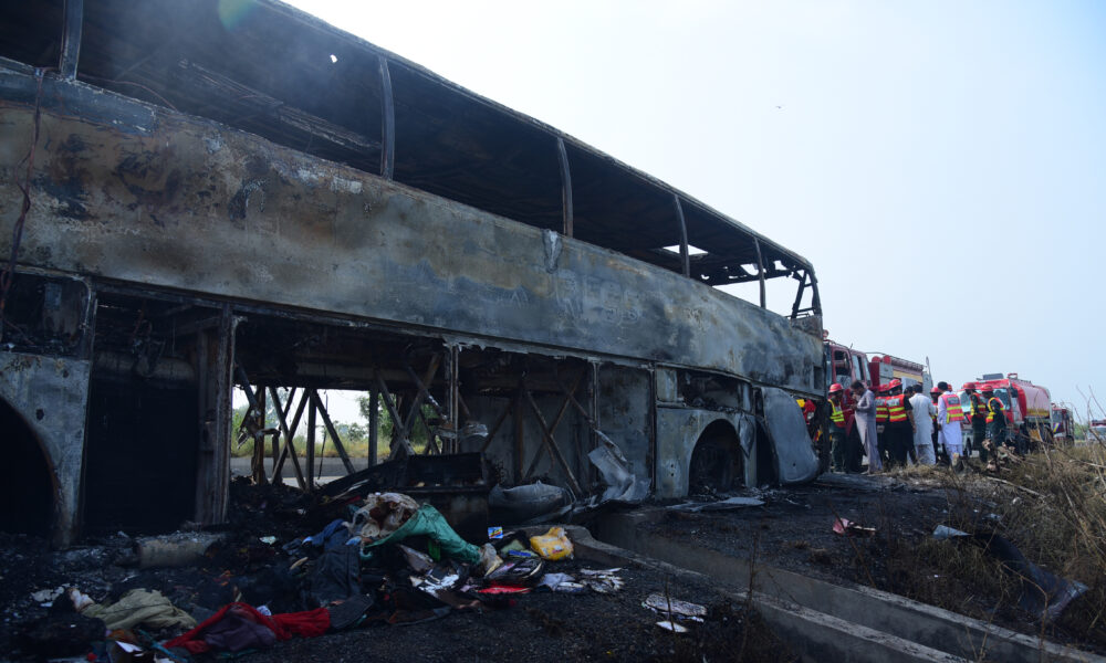 Kaza yapan otobüs yandı: 20 ölü, 15 yaralı