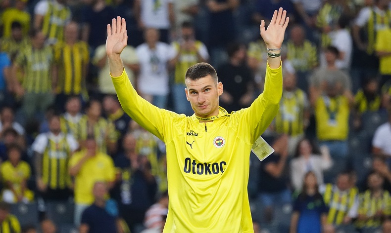 Dominik Livakovic, Fenerbahçe taraftarını selamladı