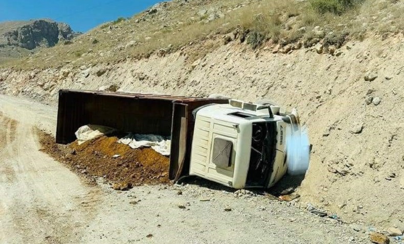 Freni patlayan maden yüklü kamyon devrildi