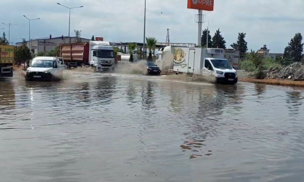 Yağış sonrası yollar göle döndü