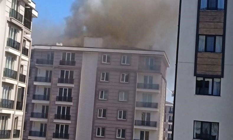 Silivri’de bir binanın çatısında çıkan yangın paniğe neden oldu