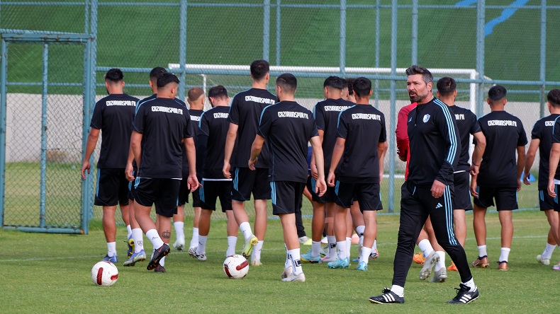 Erzurumspor Teknik Direktörü Hakan Kutlu: “Lige kendi sahamızda başlamak istiyoruz”