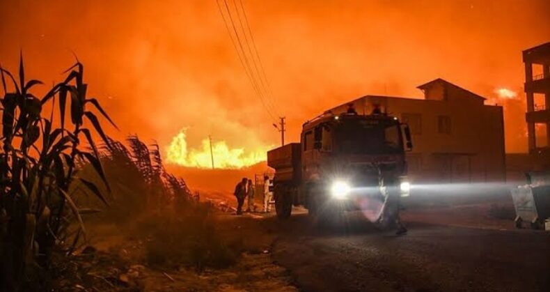Çanakkale’de yangın yerleşim yerlerine ulaştı