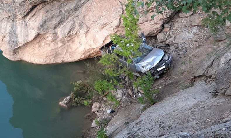 Karaman’da kamyonet Göksu Nehrine uçtu