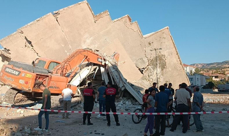 Bina iş makinesinin üzerine çöktü