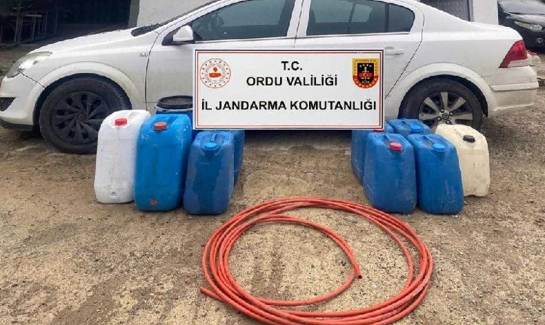 İş makinesinden mazot çekti