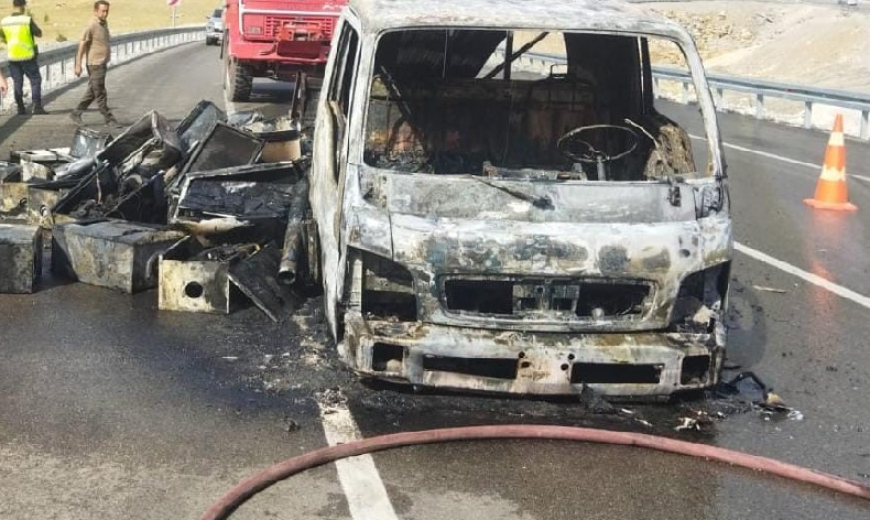 Kombi yüklü kamyon küle döndü