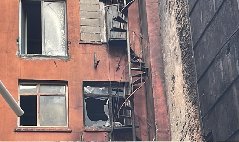 Beyoğlu’nda otelin dış cephesi yandı