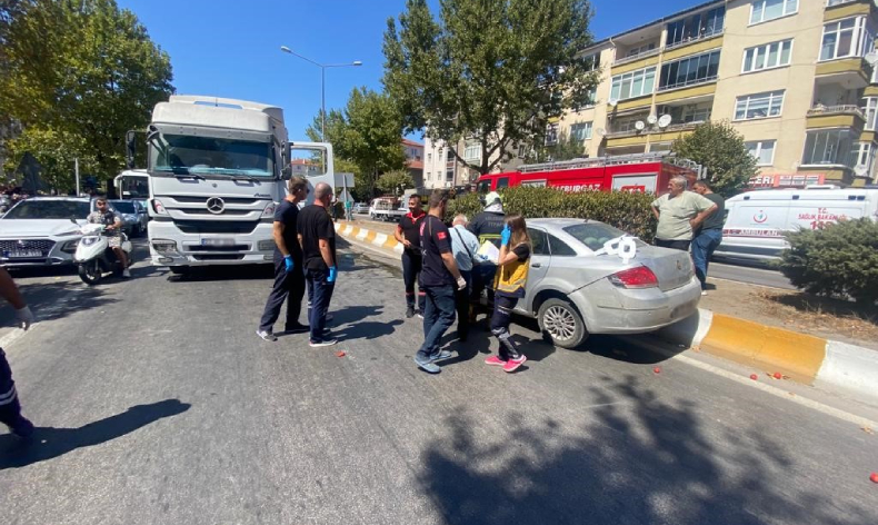 Lüleburgaz’da tır ile otomobil çarpıştı