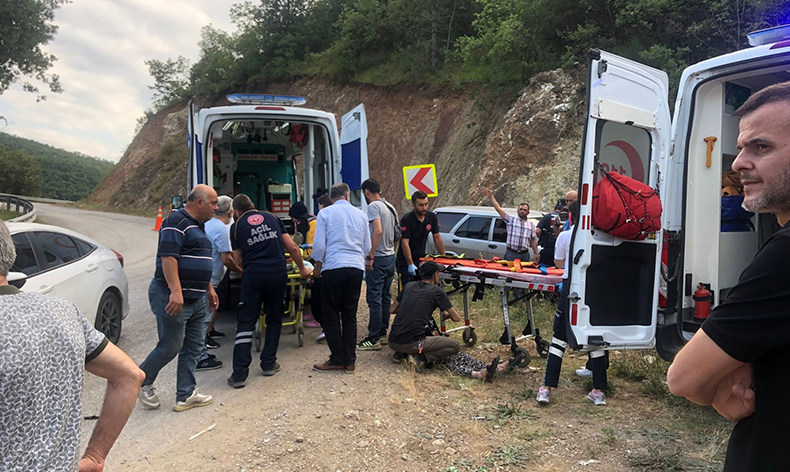 Bursa’da kamyonet ile otomobil çarpıştı