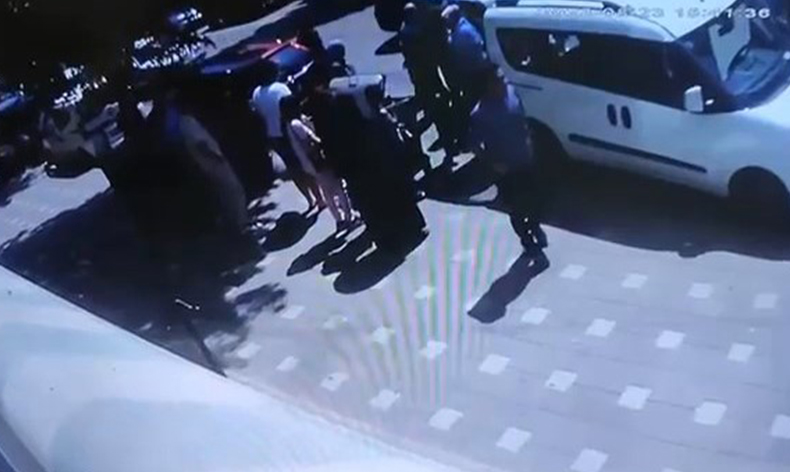 Yolun karşısına geçerken hafif ticari araç çarptı