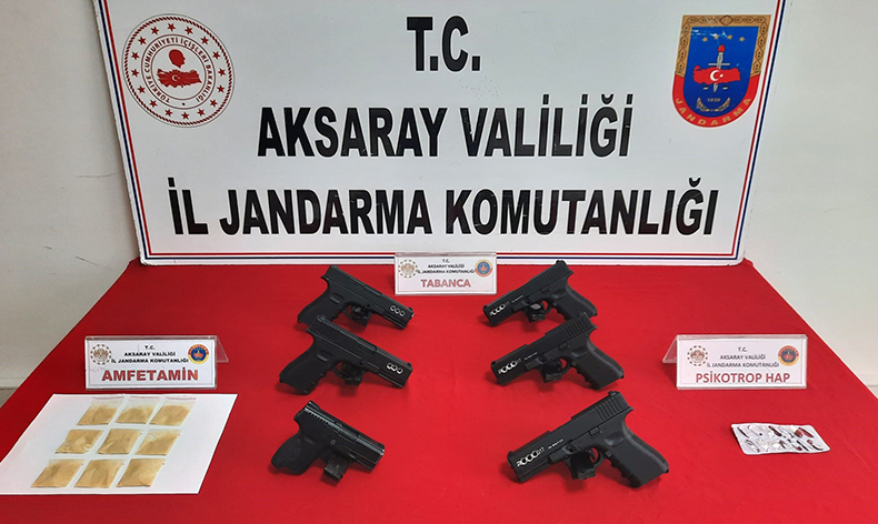 Arabadan uyuşturucu, motor kısmından silah çıktı