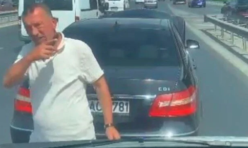 Ambulansın önünü kesip içine bakmak istedi ceza yedi