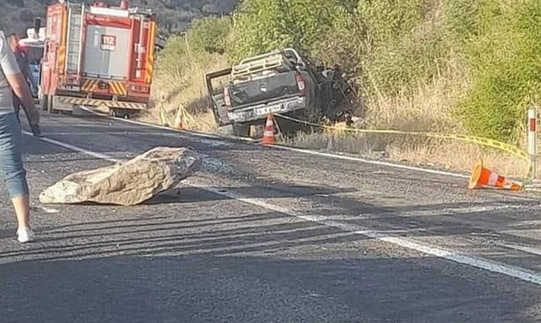 Manisa’da kamyonetin üzerine kaya düştü