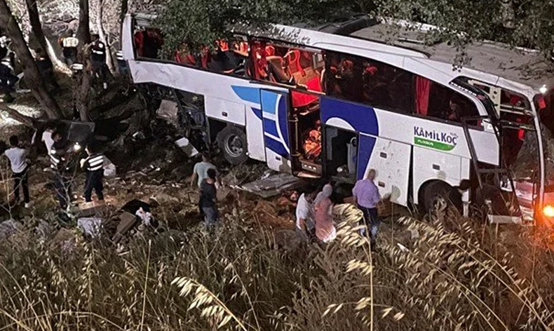 Yolcu otobüsü devrildi, ölü ve yaralılar var