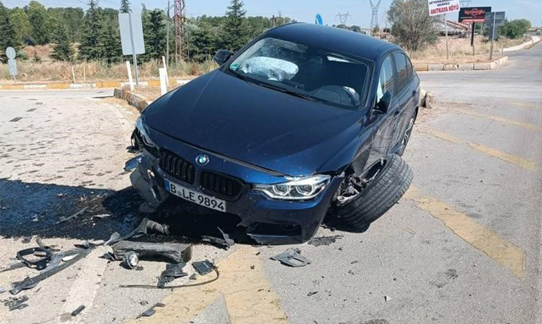 Yabancı uyruklu aile kazada yaralandı
