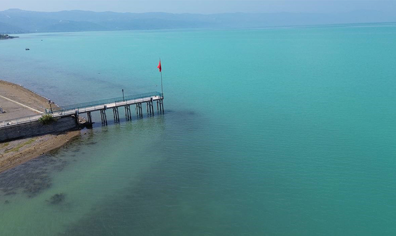 İznik Gölü turkuaza büründü