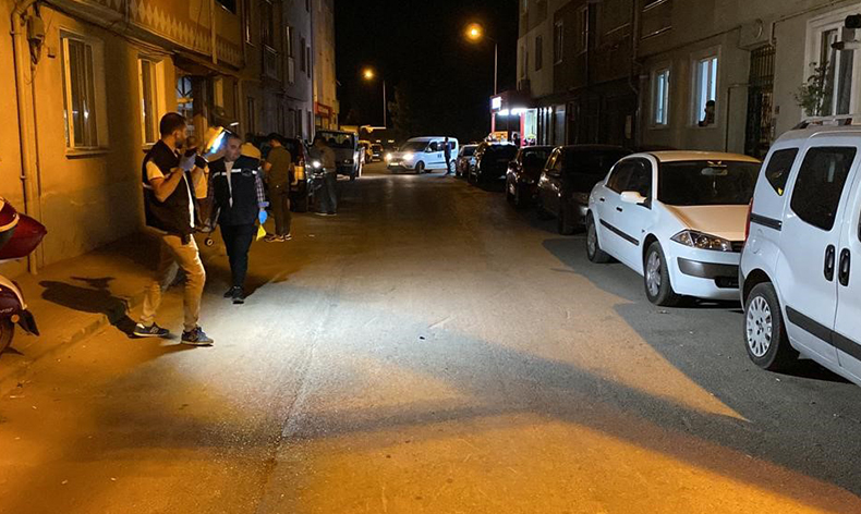 Silahla yaralandı, bakkala sığındı