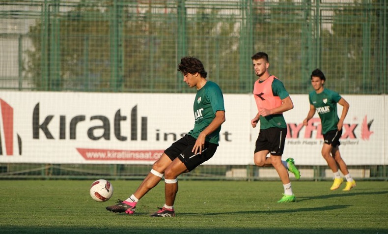 Bursaspor antrenmanını Minareliçavuş Tesisleri’nde yaptı