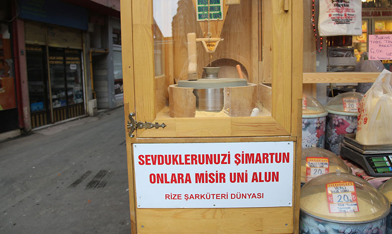 Yazıları okuyanlar gülmekten kendini alamıyor