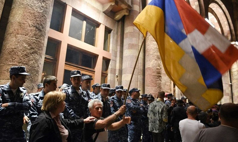 Erivan’da protestolar artıyor
