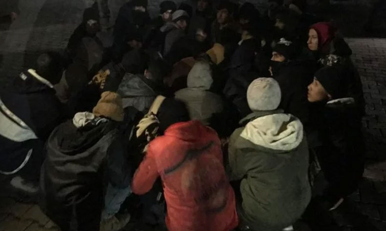 Şüpheli kamyonetten 38 kaçak göçmen çıktı