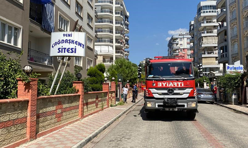 Apartmandaki yoğun duman vatandaşları sokağa döktü
