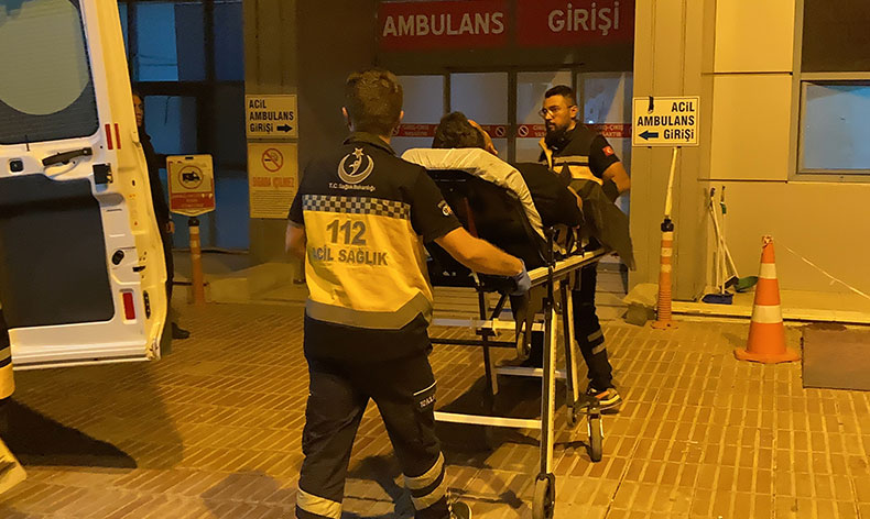Eşine kızdı kendini bıçakladı