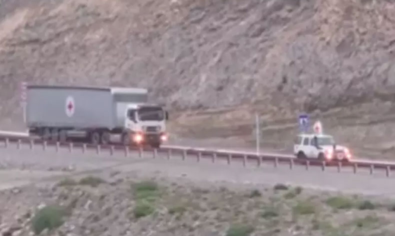İnsani yardım tırlarının geçişi başladı