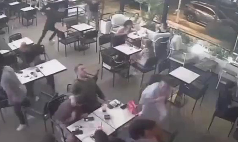 Arkadaşlarıyla otururken kurşun yağmuruna tutuldu