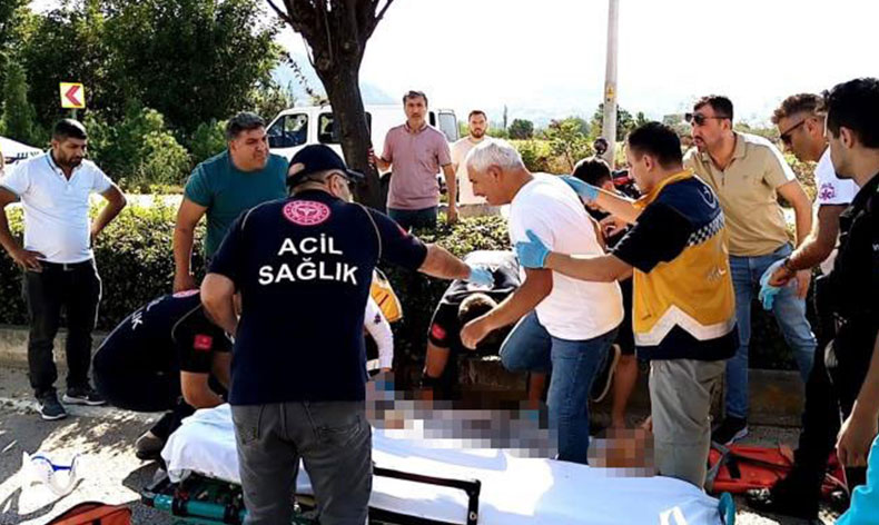 Motosikletli abi ve kardeş kaldırıma çarptı